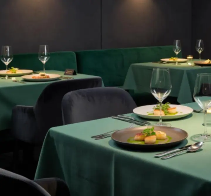 Fine dining asztalok, elegáns teríték és prémium gasztronómiai hangulat.